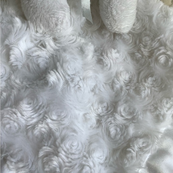 Blankets and Beyond Plush White Bear Lovey Security Blanket Satiny Edge and Back - Picture 5 of 16
